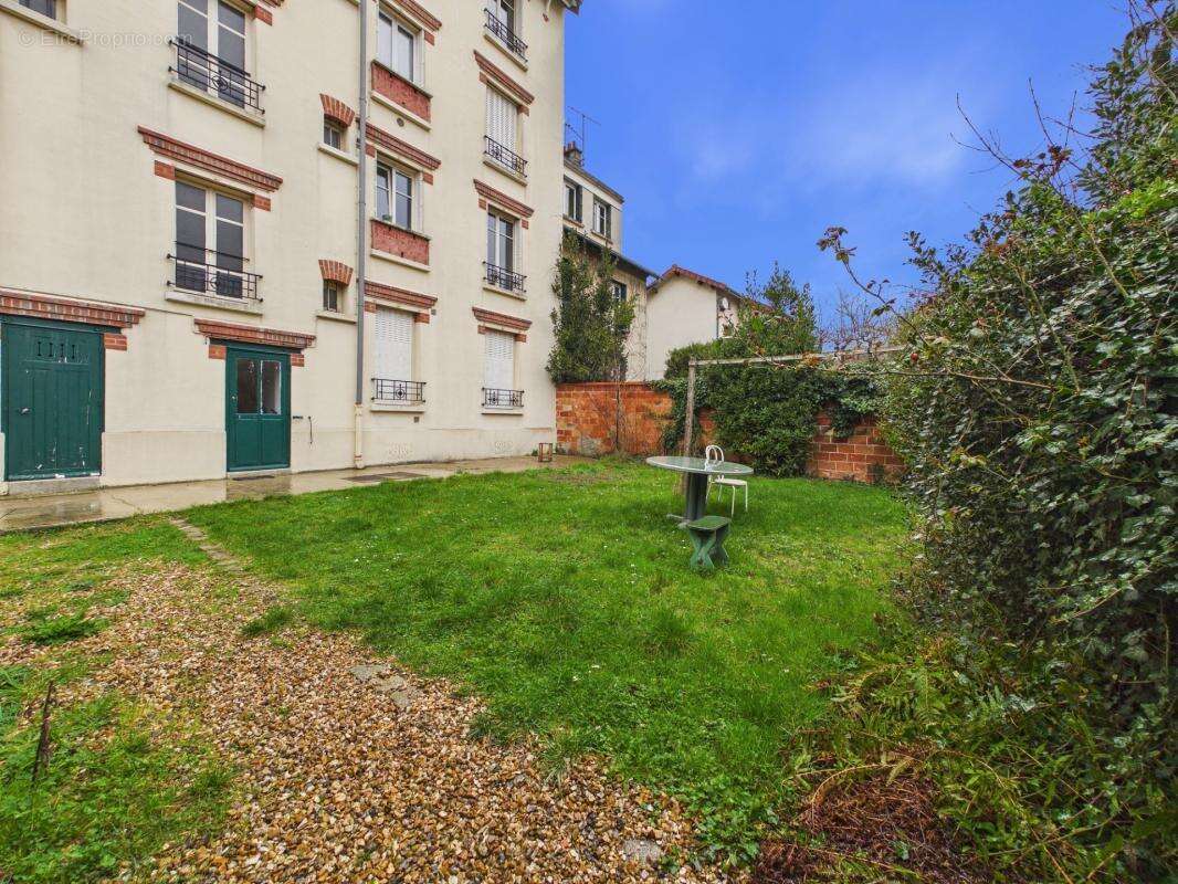 - 78000 versailles - quartier montreuil - charme de l'ancien - parquet moulures cheminees - expose sud sur jardin - grande cave  - photo 13
