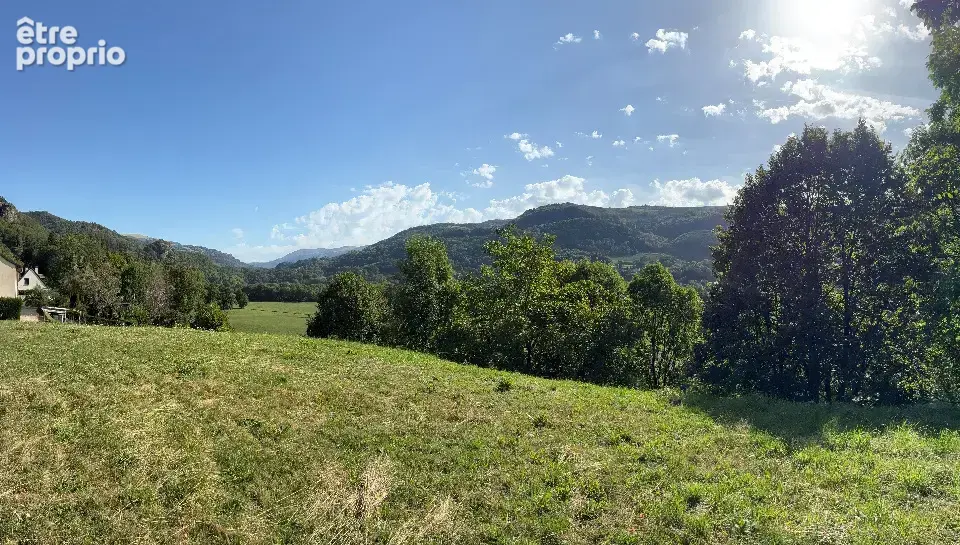 Terrain à VIC-SUR-CERE