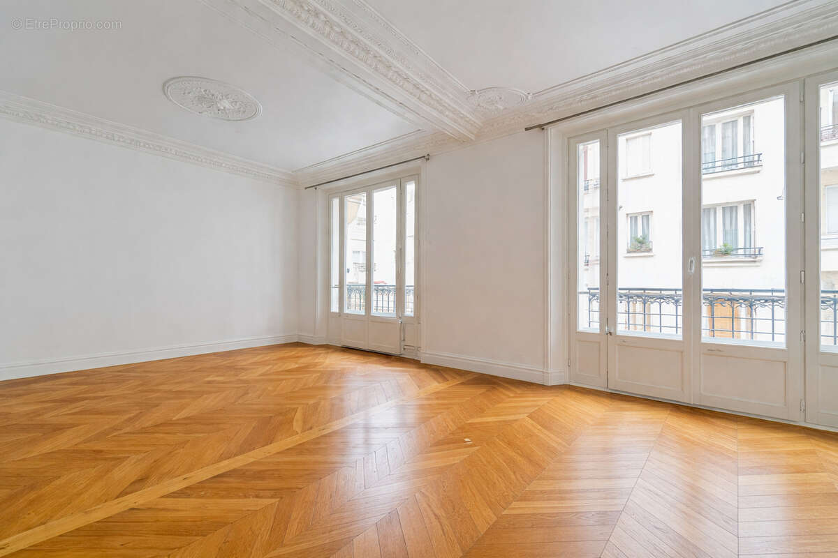Appartement à PARIS-16E