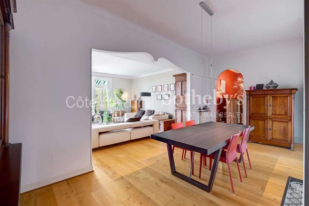 Appartement bourgeois Belle Époque avec vue mer au centre de Cannes - photo 11