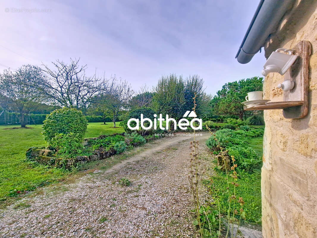 Maison à SAINT-GENIS-DE-SAINTONGE