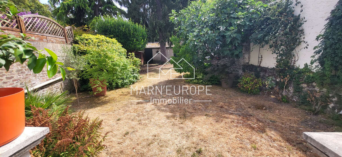 Maison familiale de caractère   208,20 m2 habitables avec jardin et dépendance - photo 14