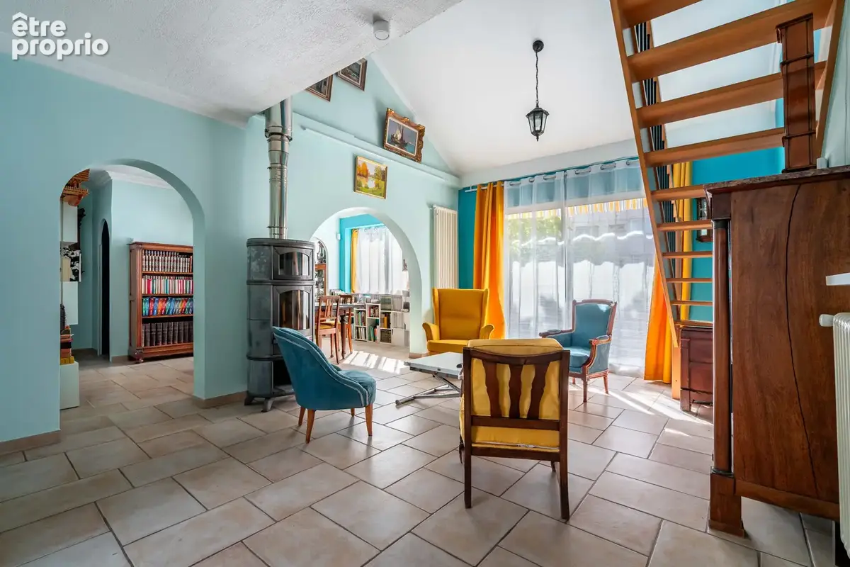 Maison familiale de 109m2 sur terrain plat de 1260m2 avec piscine et dépendance. - photo 5