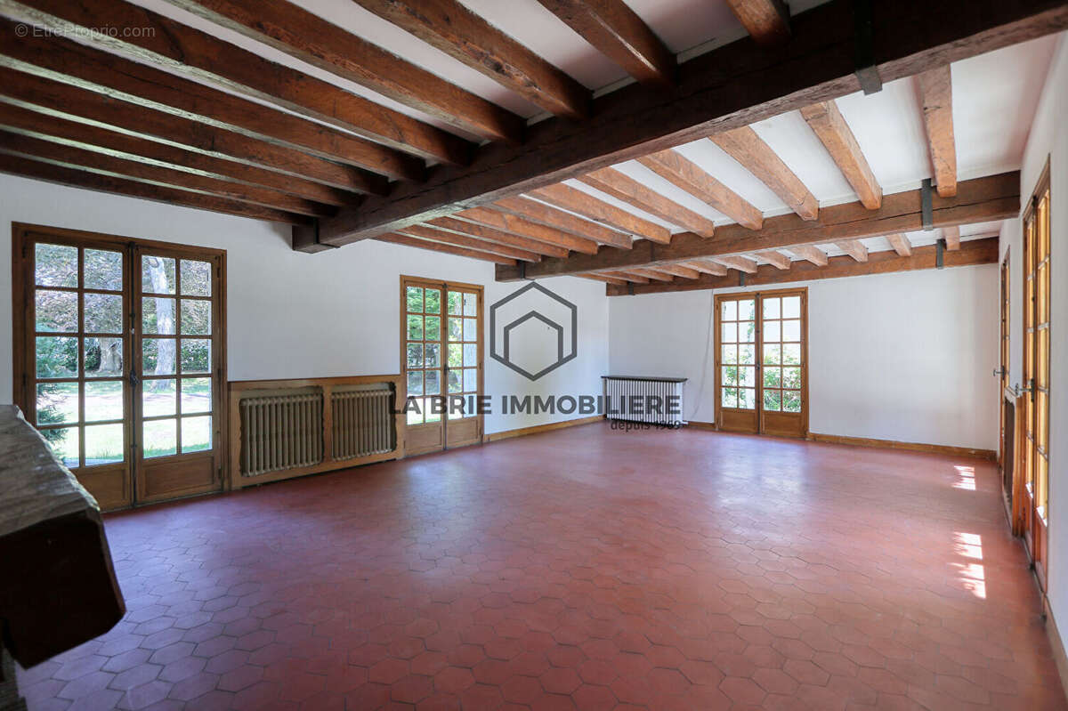 Maison à MANDRES-LES-ROSES