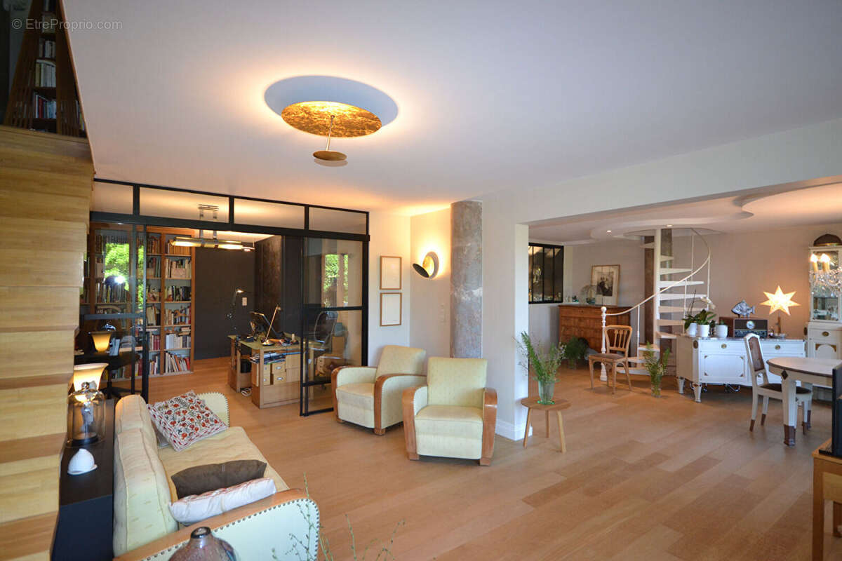 Aix Les Bains, T4 de 178 m² dans un ancien palace - photo 4