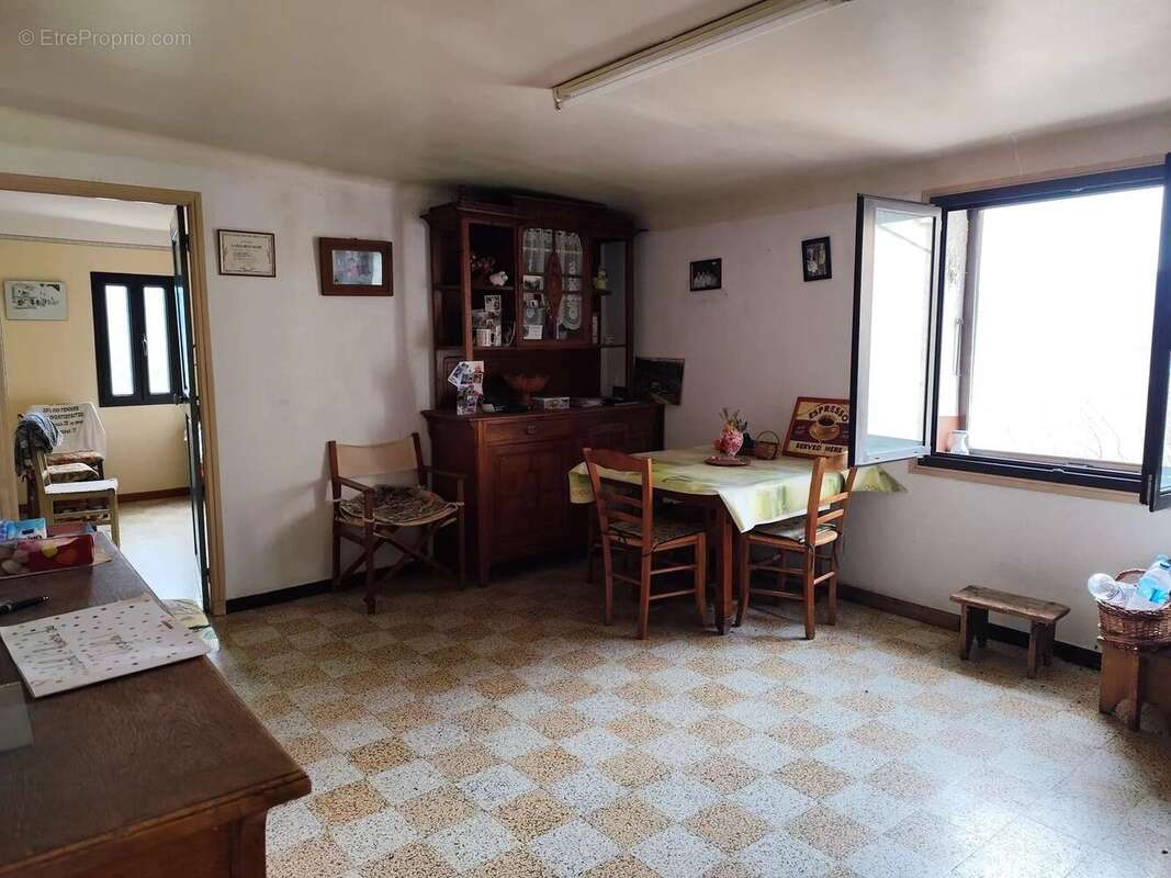 Appartement à CASTELLET-LES-SAUSSES