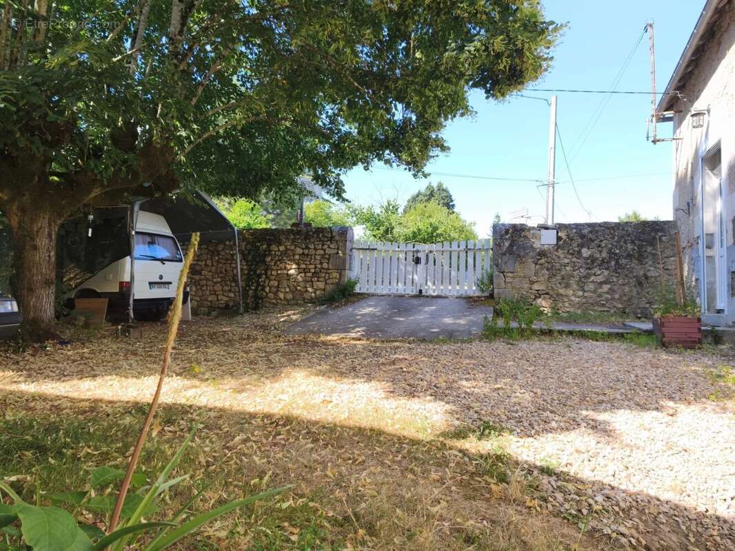 Maison en pierre avec 2 chambres - la bussiere - photo 4