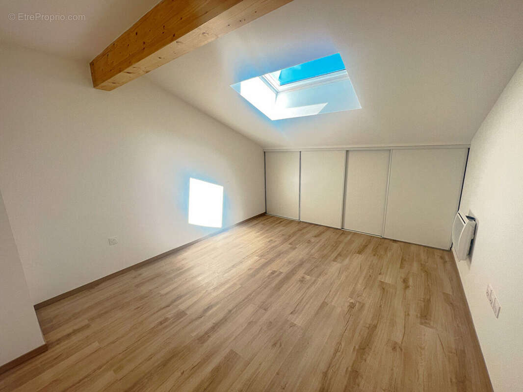 Appartement à PINS-JUSTARET