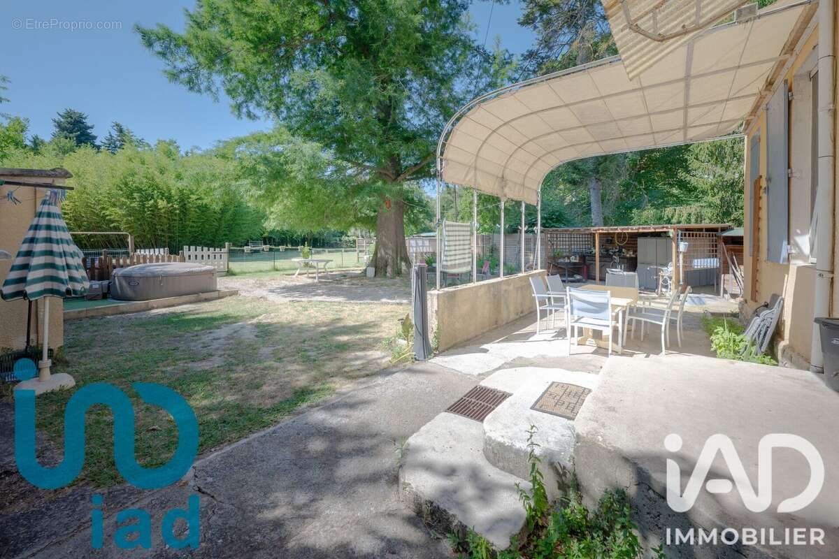 Maison 89 m² à Senas  - photo 3