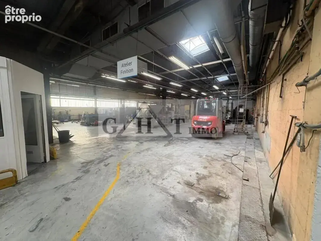 Entrepot 3700 m² a vendre a vaux le penil - photo 7