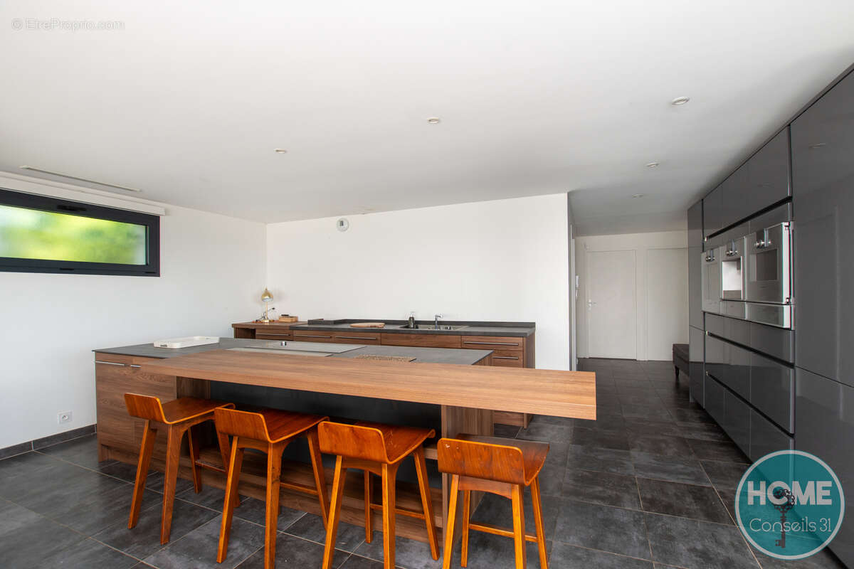 À Toulouse (31), immobilier de prestige : VILLA AVEC VUE SPLENDIDE SUR TOULOUSE - photo 9