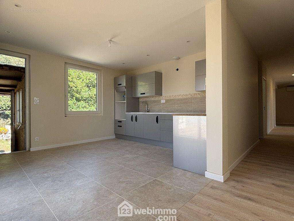 La cuisine aménagée de 15 m2, - Maison à CHASSENEUIL-DU-POITOU