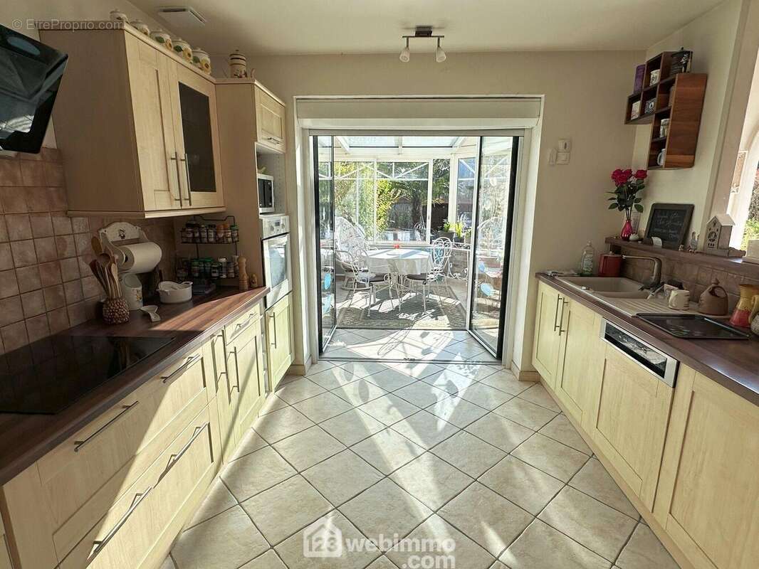 Une cuisine qui s&#039;ouvre sur la véranda. - Maison à SAINT-FARGEAU-PONTHIERRY