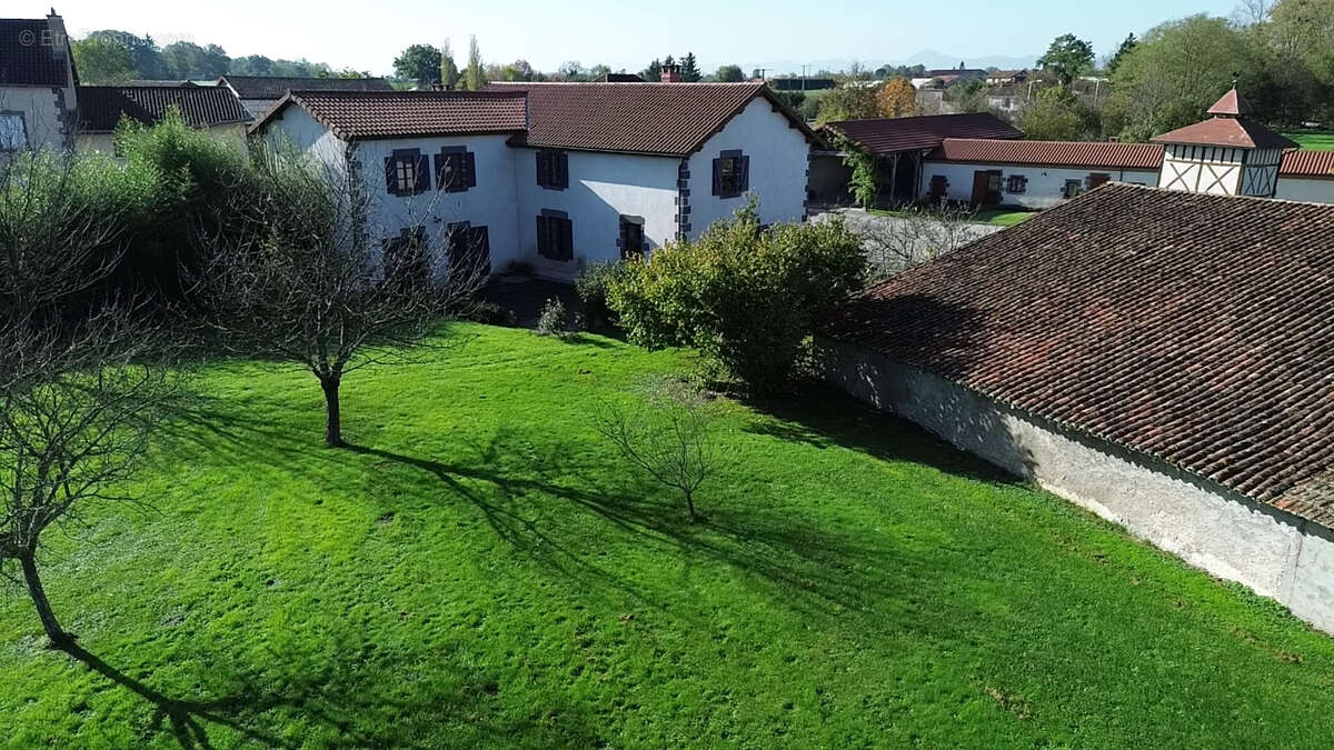Maison à MARINGUES