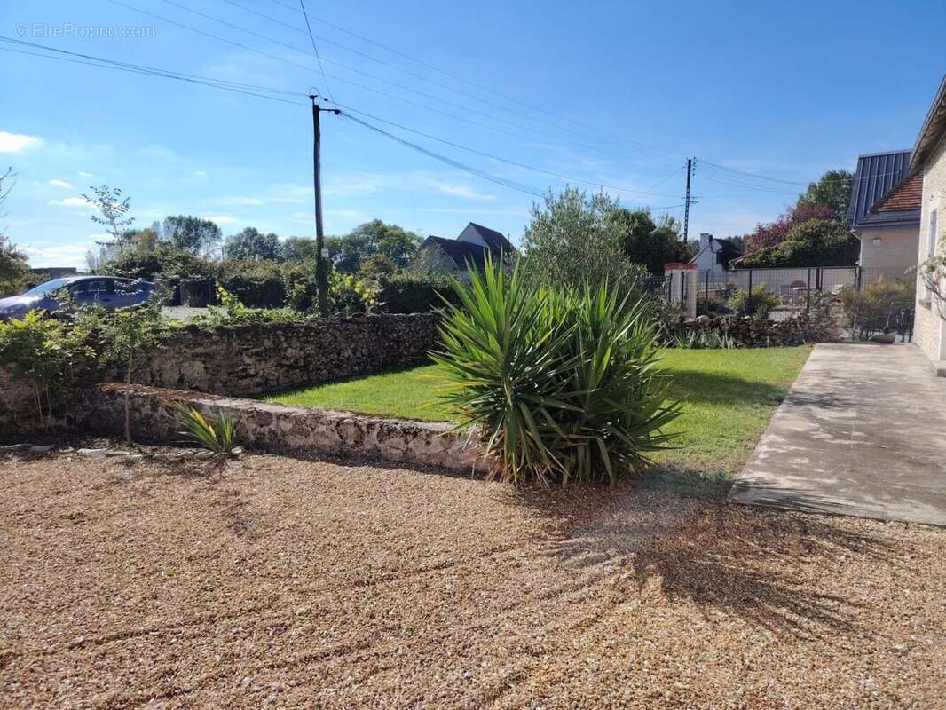 Maison 272 m² à Hommes  - photo 3
