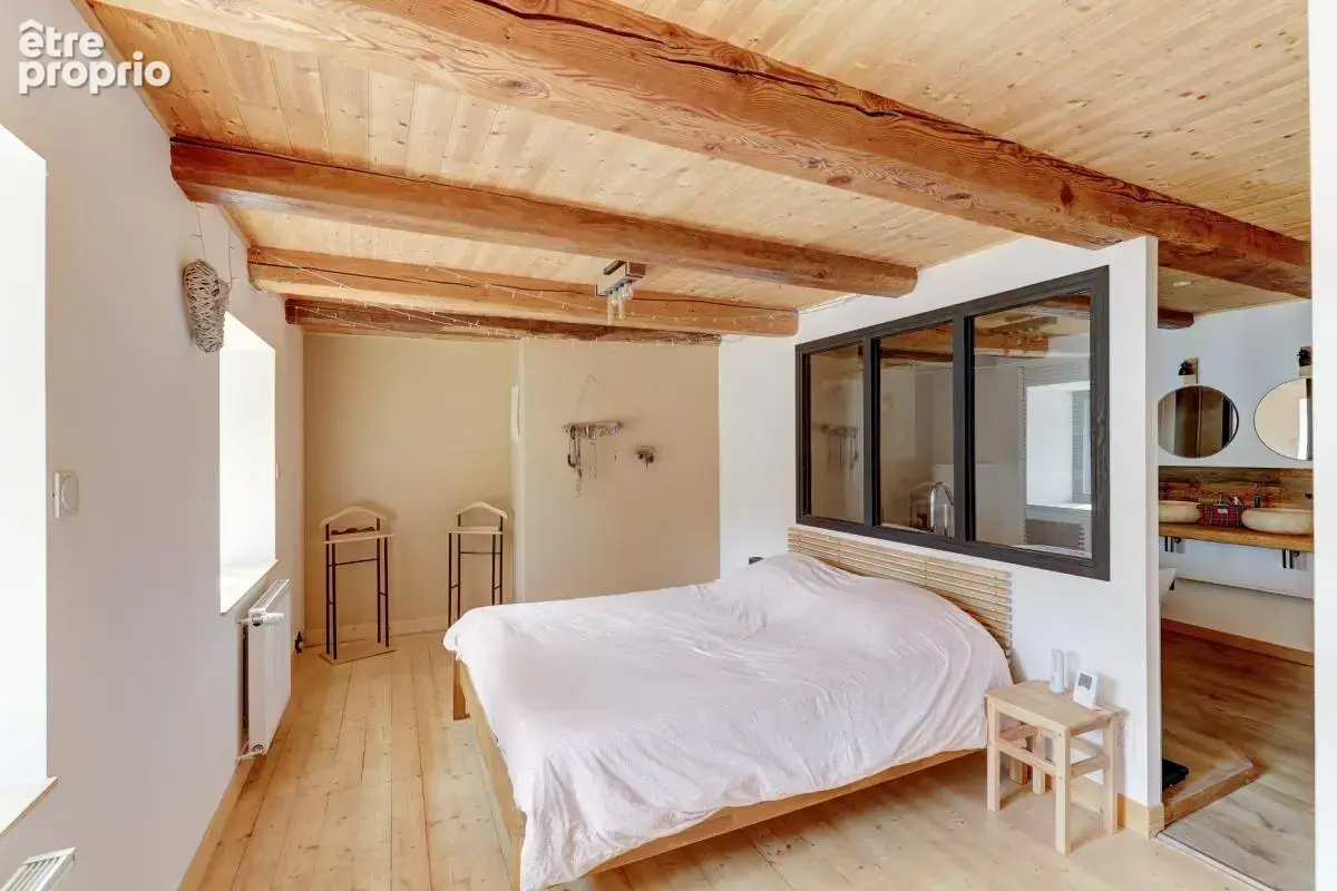 Propriété de caractère de 290 m² bâtis, Saint-Pierre-Roche — Maison rénovée 130 m² + grange de 160 m² à restaurer - photo 11
