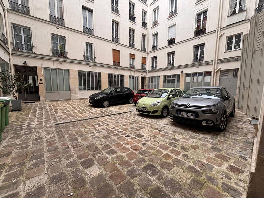 Parking à PARIS-11E