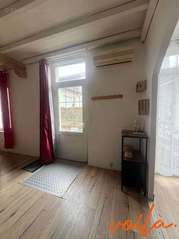 REF PETIT TRAIN5 - Appartement 4 pièces avec terrasse, cours et sous sol. - photo 3