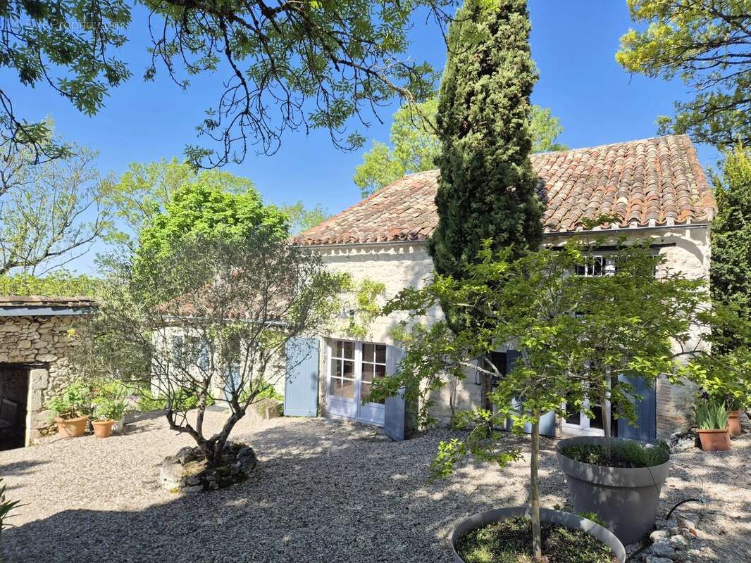 Deux maisons en pierre de caractère avec piscine, dépendances et 1,2 hectare de terrain près de Montaigu-de-Quercy - photo 14