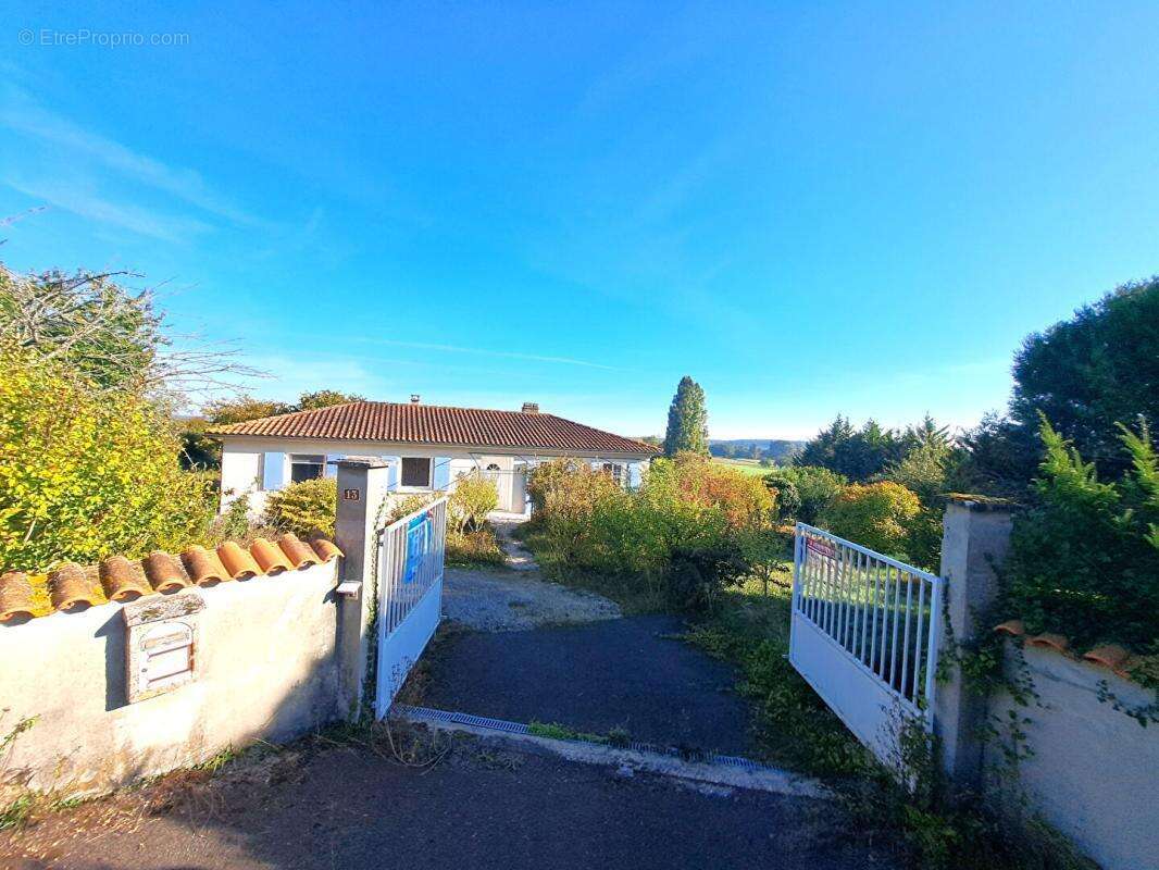 Maison à ROULLET-SAINT-ESTEPHE