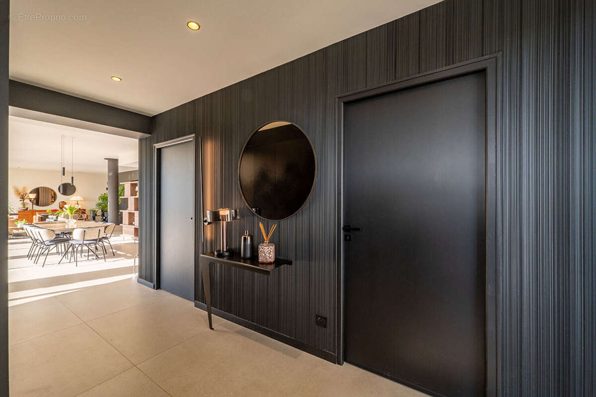 VILLA CONTEMPORAINE  DE  PRESTIGE : 256m² sur  parcelle 913m²  - Panorama exceptionnel sur la Vallée du Rhône - photo 8