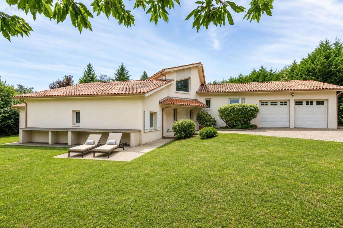 Maison de 8 pièces de 210 m² à Saint-Cyr-sur-le-Rhône - photo 3