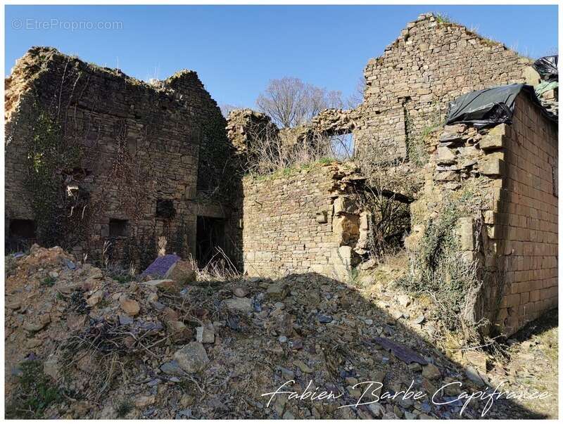 Maison à NEANT-SUR-YVEL