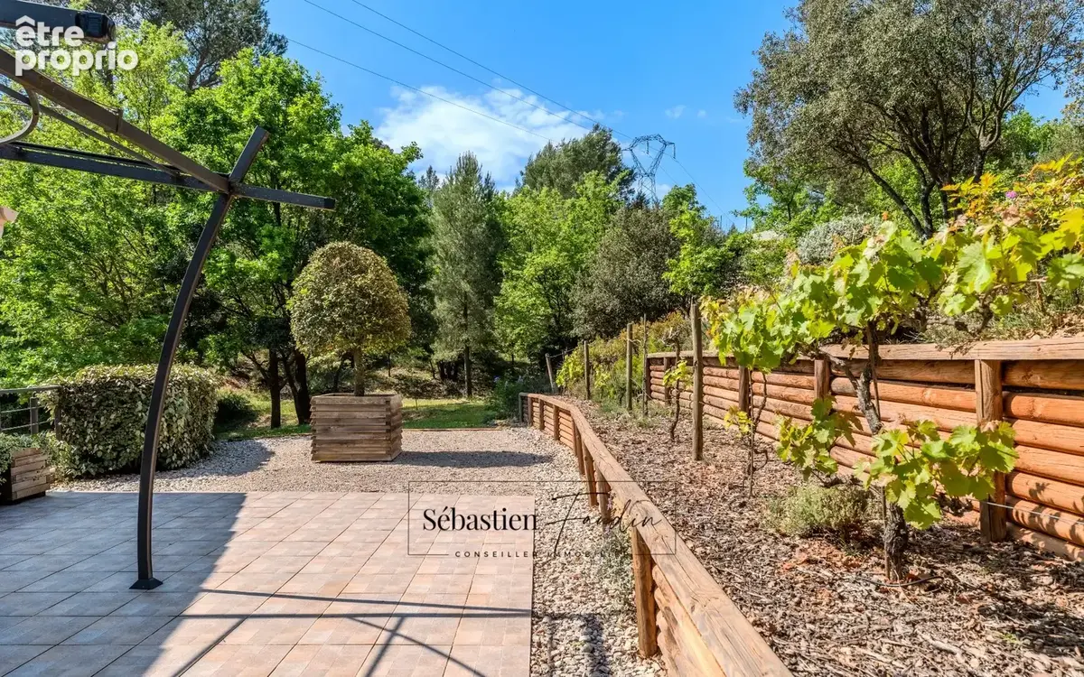 Domaine à vendre à Rousset à 15 minutes d'Aix-en-Provence - 8 000 m² - plusieurs logements - 262 m² habitables - calme absolu -  - photo 16