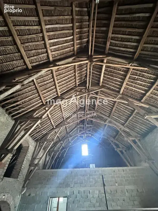 Local commercial 796 m² - photo 2