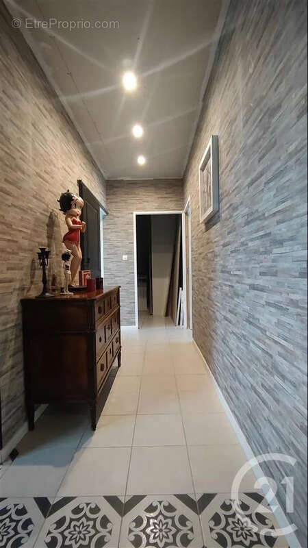 Maison à SAINT-QUENTIN-SUR-COOLE