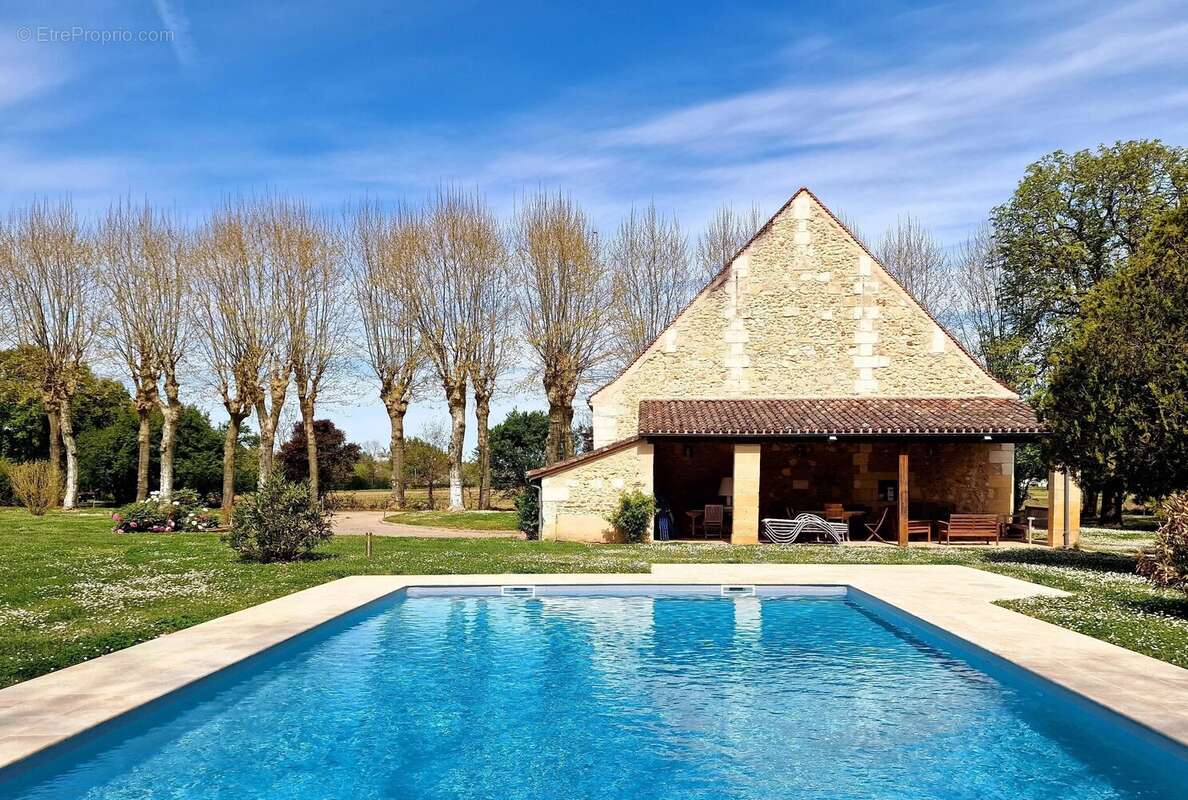 Belle Chartreuse de 450m2 habitable avec piscine - photo 2