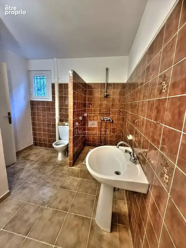 LORGUES – Maison de maçon sur 7500 m² de terrain avec grande piscine - photo 14