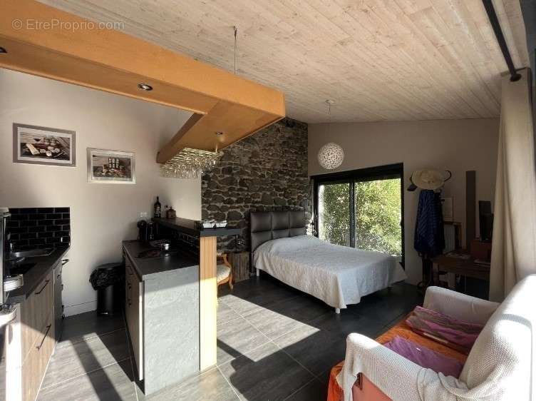 Maison à SAINT-VINCENT-DE-BARRES