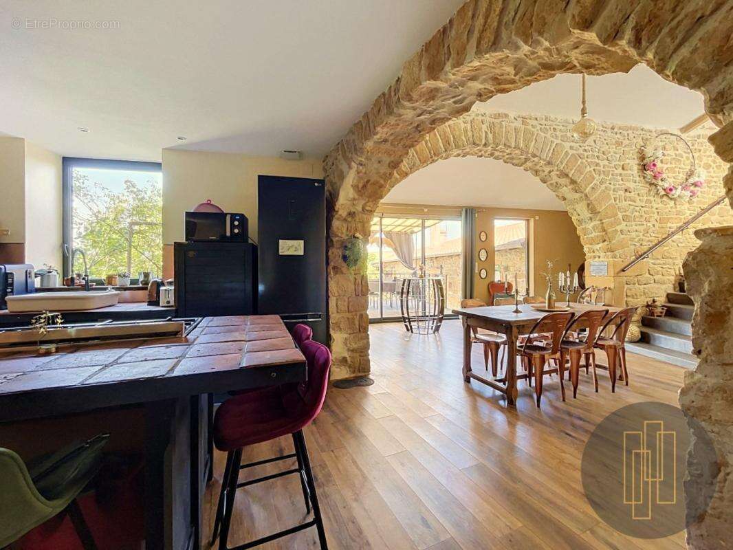 Maison en pierres dorées de 170m² avec vue dégagée - photo 10