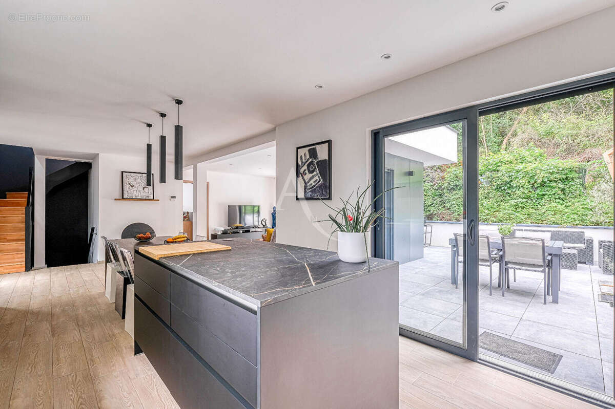 Villa d'architecte contemporaine avec piscine - les Coteaux de Chessy  - 7 pièces - 175 m2 - photo 4