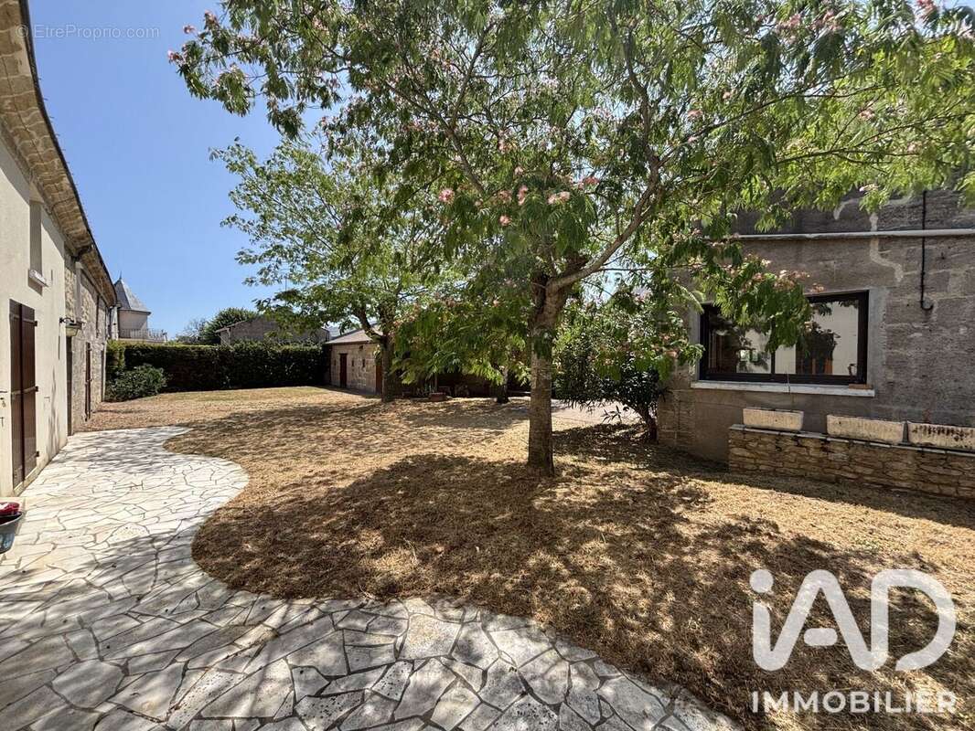 Maison 181 m² à Doue-La-Fontaine  - photo 3