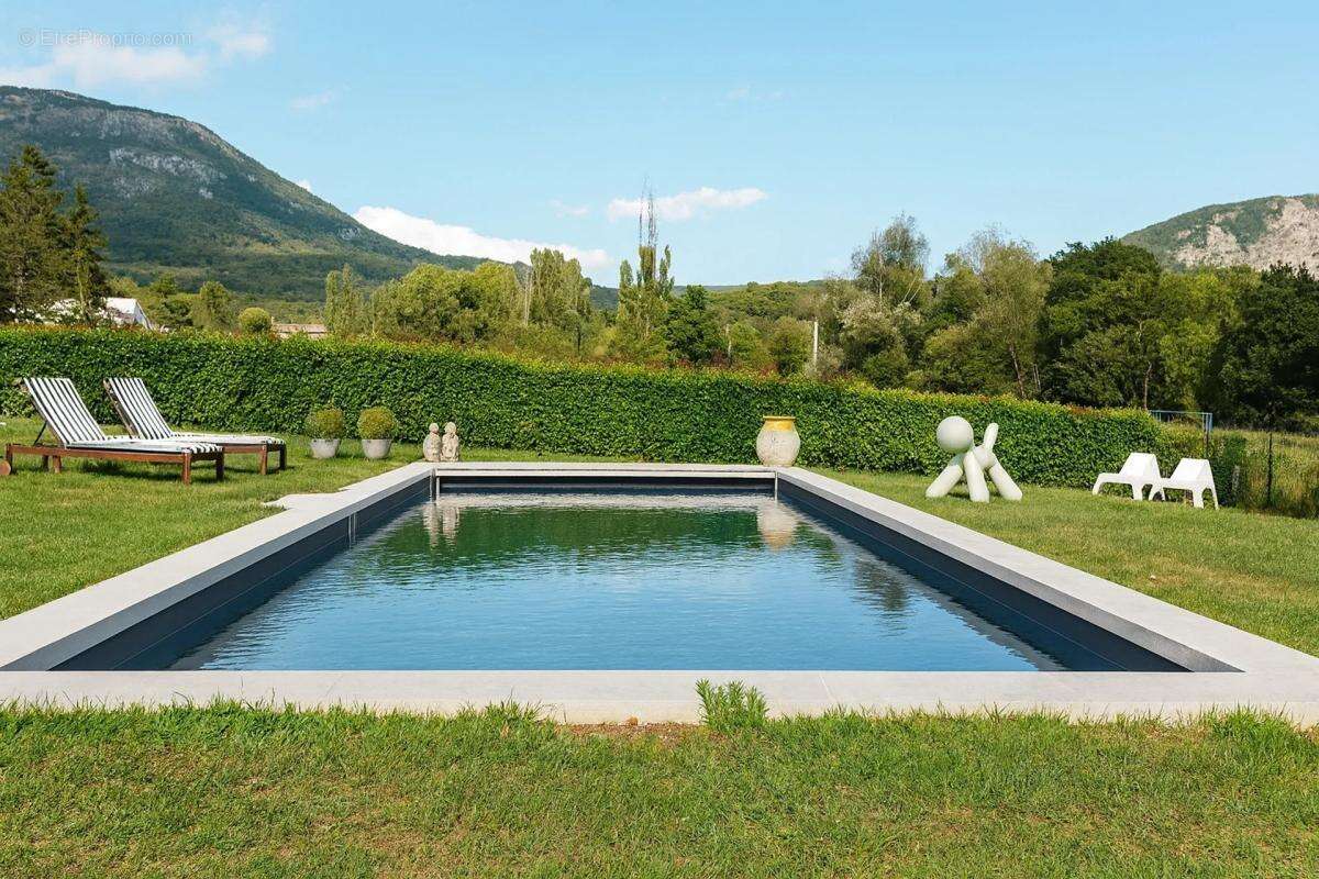 Maison à LA ROQUE-ESCLAPON