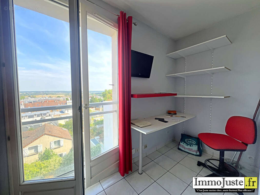 Appartement 40 m² à Saint-Cyr-L'ecole  - photo 2