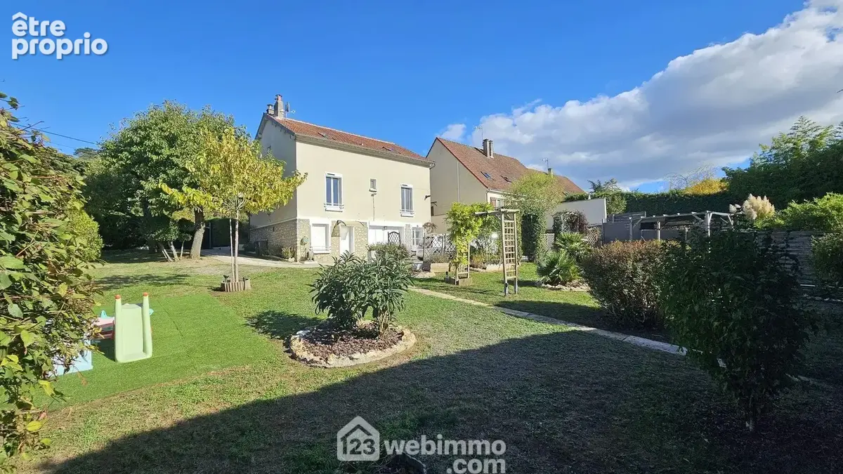 Une autre vue de la maison et son superbe jardin. - Maison à ITTEVILLE