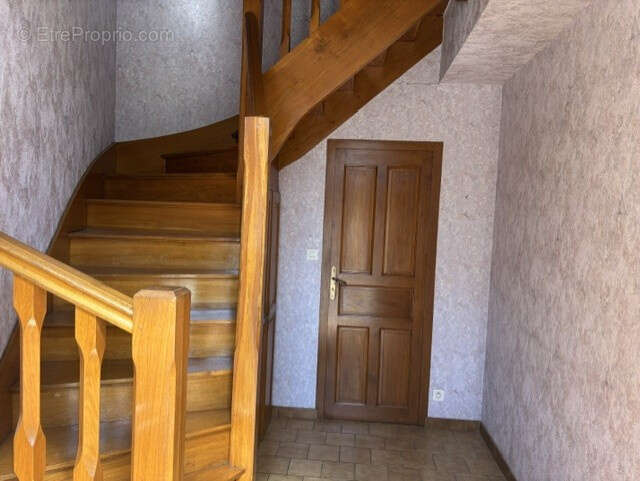 EXCLUSIVITE à AUTUN, T5 avec grandes dépendances, garage et cour. - photo 9