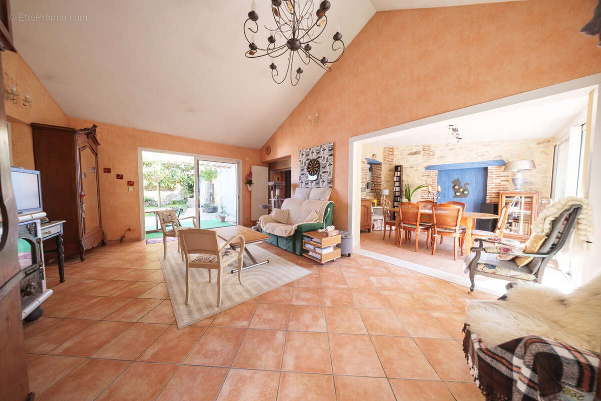 Maison 10 pièces 215 m² à vendre à Saint-Bonnet-De-Rochefort (03800) - photo 2