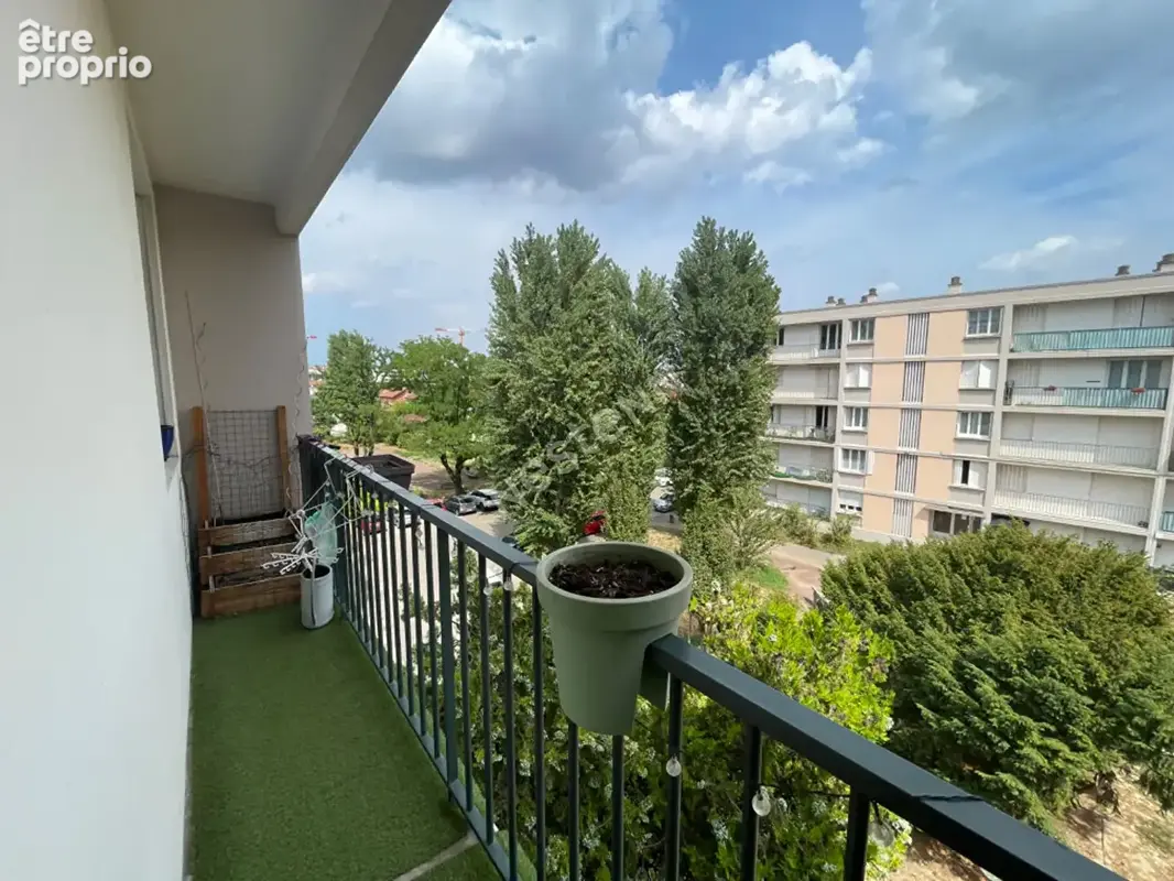 Villeurbanne, les gratte-ciel  t4 de 70 m² avec balcon, cave et stationnement partagé - photo 3
