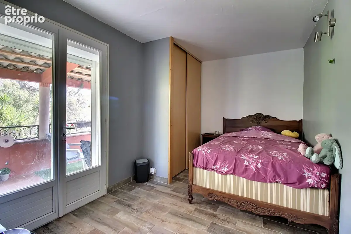 À VENDRE EN EXCLUSIVITÉ - CALLAS Maison 4 chambres avec piscine et grand terrain de 3205 m² - photo 9