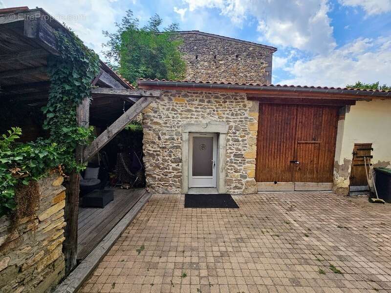 Maison 176 m² habitables - jardin - cour - grange  CHAURIAT (63) - photo 6