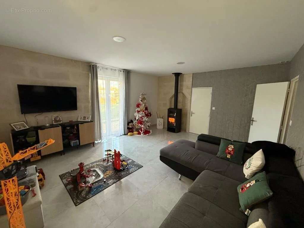 Maison à SAINT-YZAN-DE-SOUDIAC