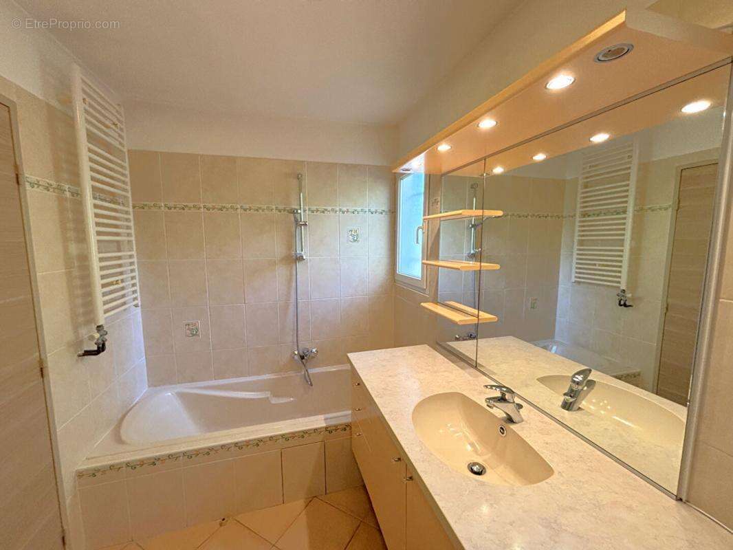 La Colle-sur-Loup, Élégante maison familiale rénovée, calme absolu - photo 15