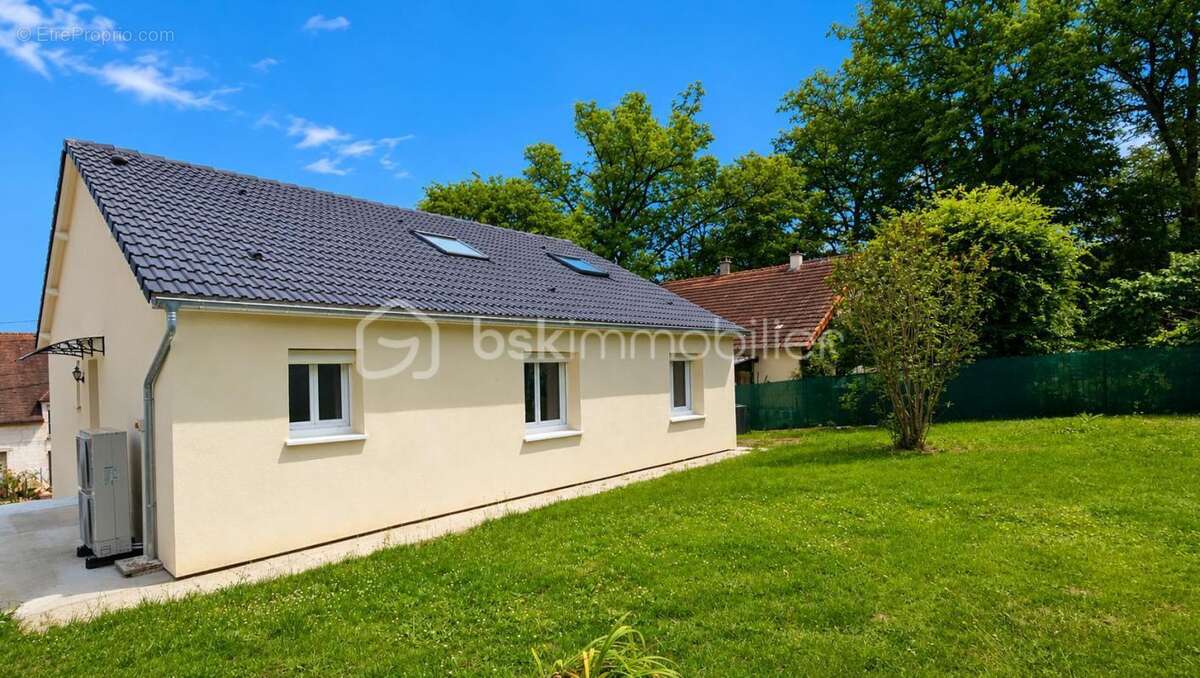 Maison à LE COUDRAY-MONTCEAUX