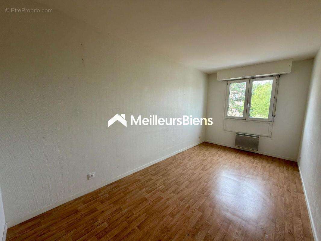 LAVAL – Rive Droite  Résidence Les Charmilles  Appartement T4 de 99 m² avec ascenseur, parking et parc privé - photo 9
