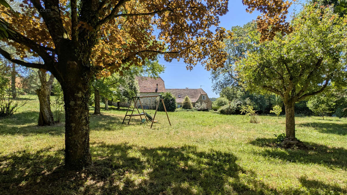 Authentique propriété quercynoise sans vis-à-vis, au calme et avec terrain arboré. - photo 2