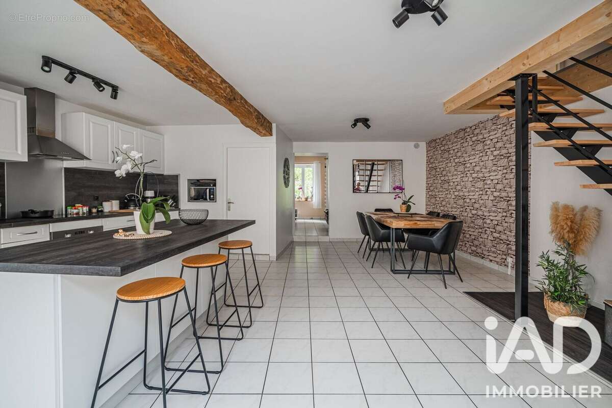 Maison 161 m² à Le Gua  - photo 4